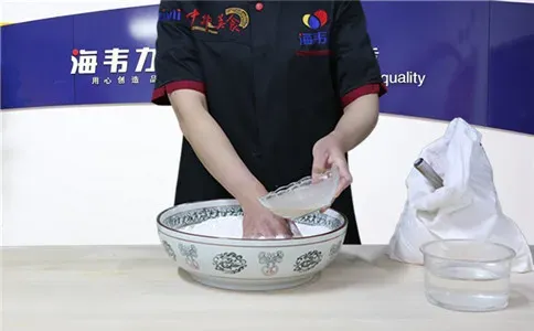 速冻包子泡打粉的使用方法,酵母加入面粉中