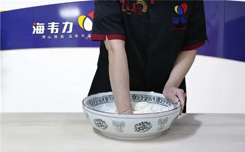速冻包子泡打粉的使用方法,和面