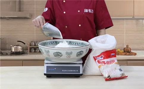 糖三角包子泡打粉的使用方法,称量面粉