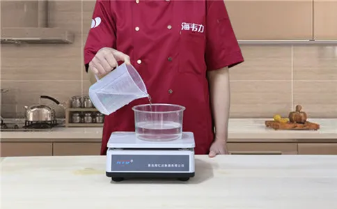 糖三角包子泡打粉的使用方法,称量水
