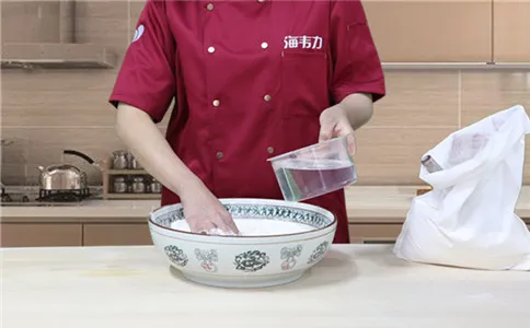 糖三角包子泡打粉的使用方法,加水和面