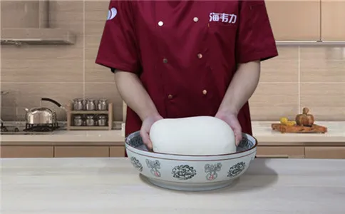 糖三角包子泡打粉的使用方法,和面成光滑的面团