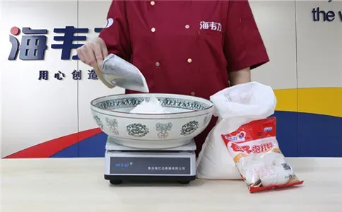 小笼包子泡打粉的使用方法,称量面粉