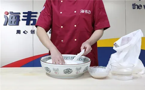 小笼包子泡打粉的使用方法,添加剂加入面粉中