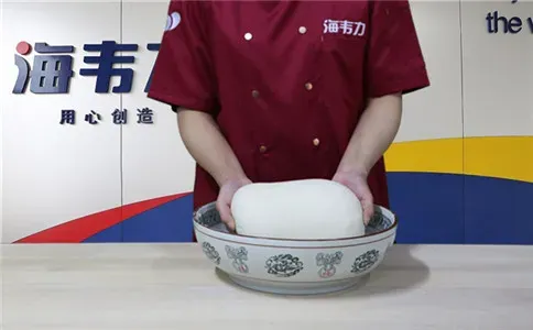小笼包子泡打粉的使用方法,和面成光滑的面团