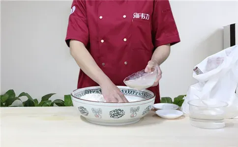 水煎包子泡打粉的使用方法,酵母加入面粉中