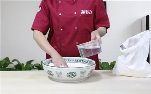 水煎包子泡打粉的使用方法,加水和面