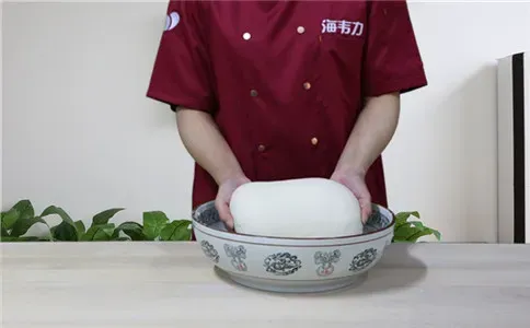 水煎包子泡打粉的使用方法,和面成光滑的面团