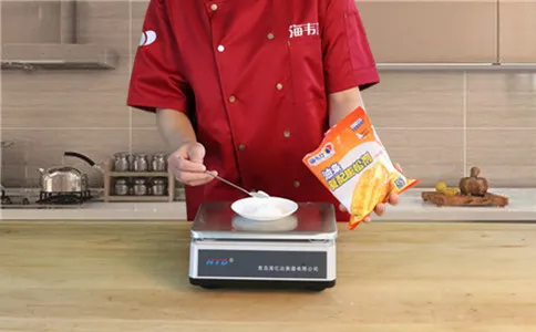 炸油馍头使用快速油条膨松剂的方法,称量快速油条膨松剂