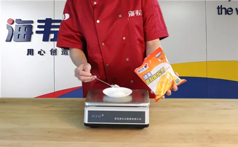 炸油饼使用快速油条膨松剂的方法,称量快速油条膨松剂