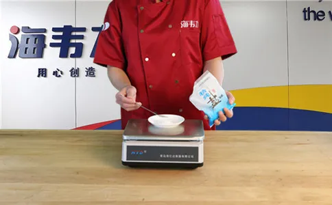 炸油饼使用快速油条膨松剂的方法,称量食盐