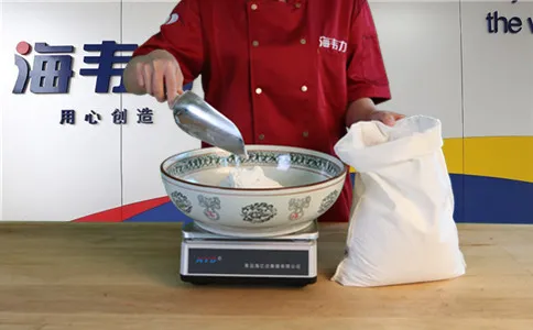 炸油饼使用快速油条膨松剂的方法,称量面粉