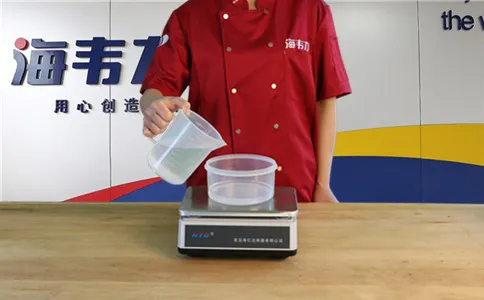 炸油饼使用快速油条膨松剂的方法,称量水