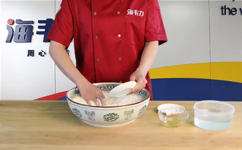 炸油饼使用快速油条膨松剂的方法,添加剂加入面粉中