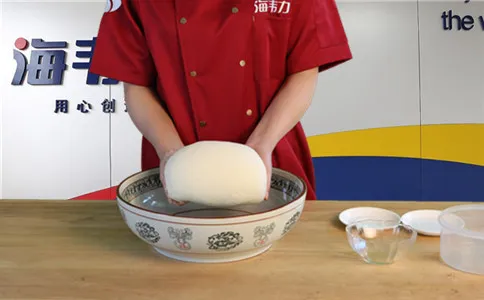 炸油饼使用快速油条膨松剂的方法,和面成光滑的面团