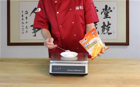 炸面鱼使用快速油条膨松剂的方法,称量快速油条膨松剂