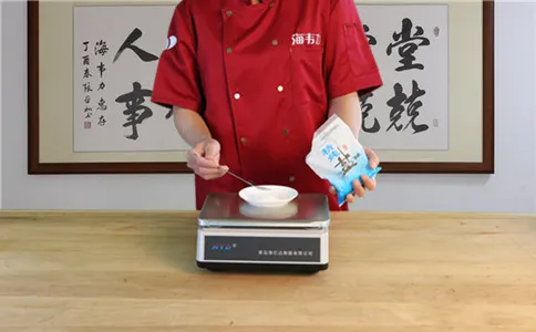 炸面鱼使用快速油条膨松剂的方法,称量食盐