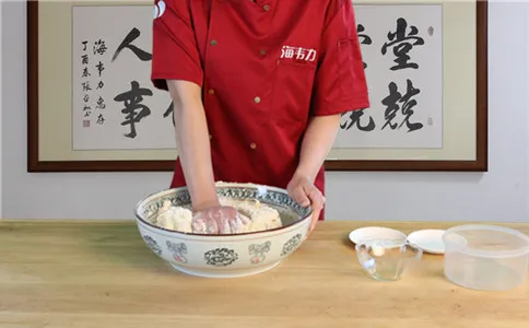 炸面鱼使用快速油条膨松剂的方法,和面