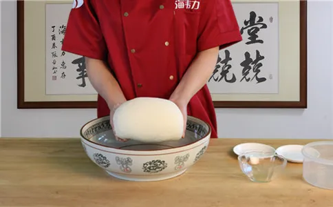 炸面鱼使用快速油条膨松剂的方法,和面成光滑的面团