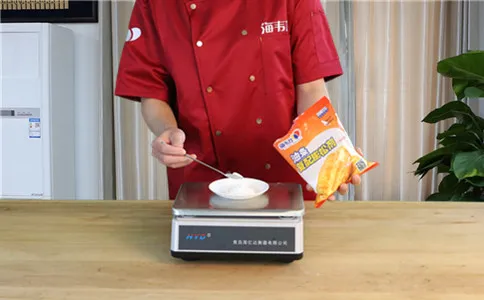 速冻油条使用快速油条膨松剂的方法,称量快速油条膨松剂