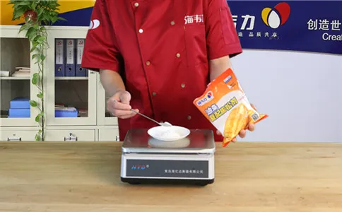 牛奶鸡蛋油条使用快速油条膨松剂的方法,称量快速油条膨松剂