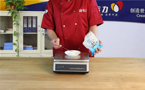 牛奶鸡蛋油条使用快速油条膨松剂的方法,称量食盐