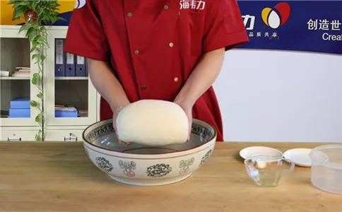 牛奶鸡蛋油条使用快速油条膨松剂的方法,和面成光滑的面团