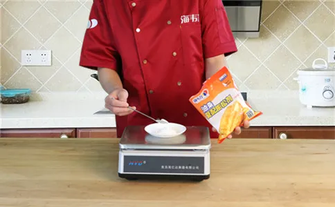 筷子油条使用快速油条膨松剂的方法,称量快速油条膨松剂