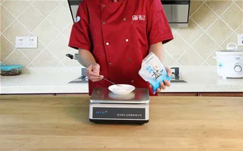 筷子油条使用快速油条膨松剂的方法,称量食盐