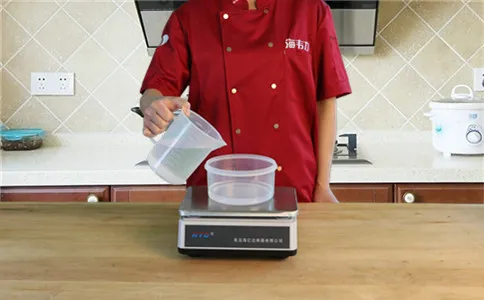 筷子油条使用快速油条膨松剂的方法,称量水