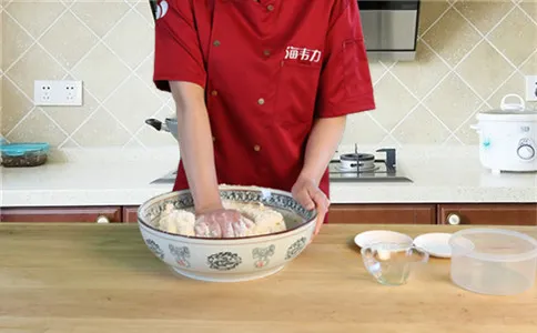 筷子油条使用快速油条膨松剂的方法,和面