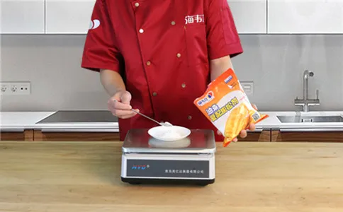 茴香油条使用快速油条膨松剂的方法,称量快速油条膨松剂