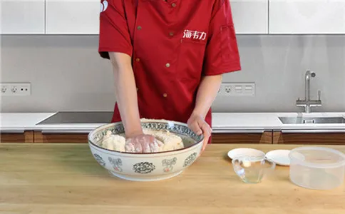 茴香油条使用快速油条膨松剂的方法,和面