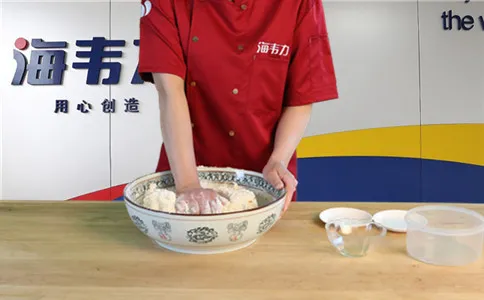酥脆油条膨松剂的使用方法,和面