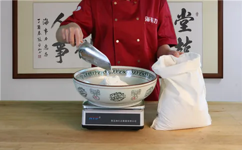 国宴油条使用酥脆油条膨松剂的方法,称量面粉