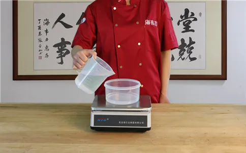 国宴油条使用酥脆油条膨松剂的方法,称量水 国宴油条使用酥脆油条膨松剂的方法,称量水