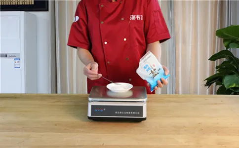 脆皮油条膨松剂的使用方法,称量食盐