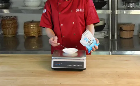 板面使用面得筋的方法,称量食盐