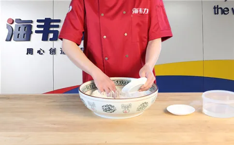 拉面使用面得筋的方法,和面