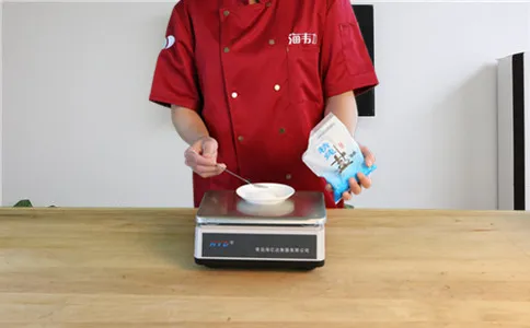 手擀面使用面得筋的方法,称量食盐