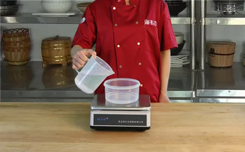 热干面增筋剂的使用方法,称量水