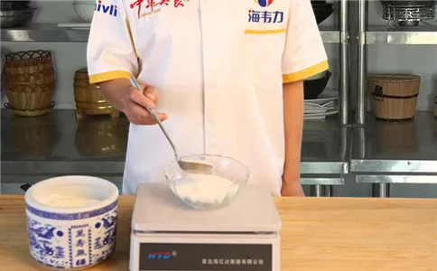 脆皮蛋糕双效泡打粉的使用方法,称量白糖