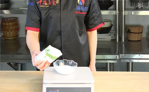 蜂巢蛋糕双效泡打粉的使用方法,称量水或牛奶