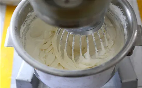 蜂巢蛋糕双效泡打粉的使用方法,打成面糊状