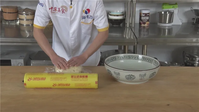 和好的面团用保鲜膜包好