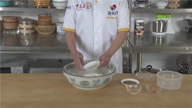 把膨松剂,小茴香撒到面粉中适当混合均匀