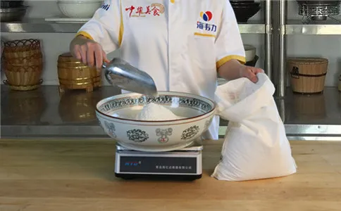 称量面粉