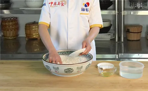 把膨松剂加入面粉中
