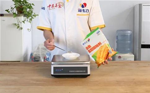 按照面粉重量称量膨松剂