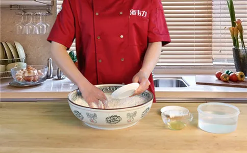把膨松剂加入面粉中